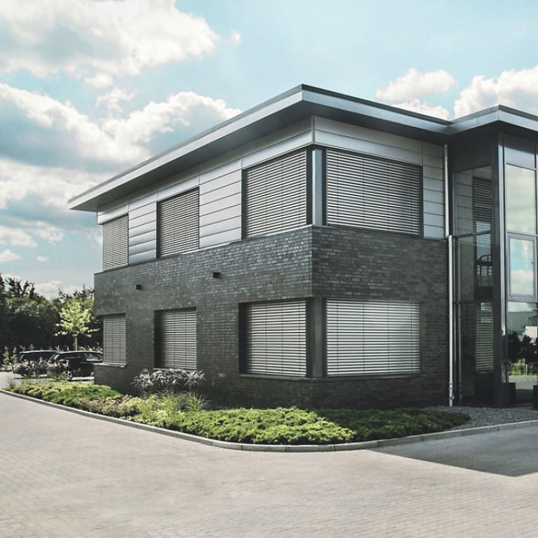 Tax Office Elmshorn, Detail Detail office building with closed external venetian blinds by daylight