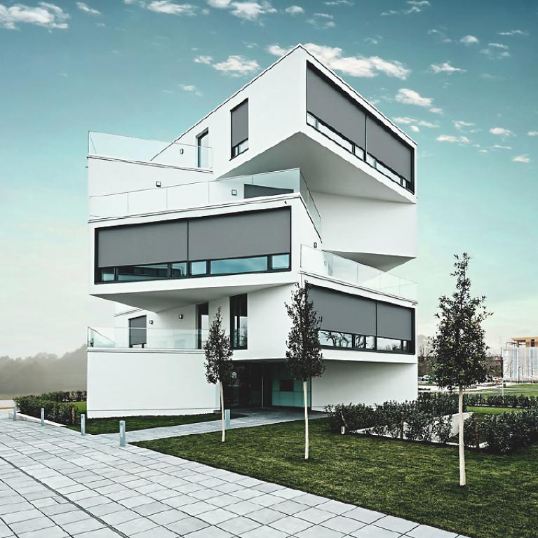 Zip Tower Landau Modern, five-storied nested house with nearly lowered front-mounted textile screens by daylight