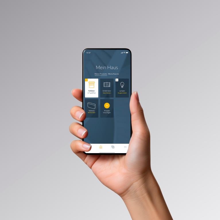 Somfy App Image hand with smartphone and opened Somfy app